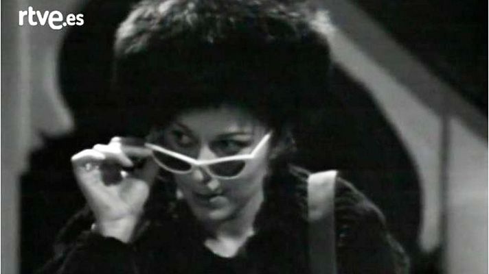 Les nits de la tieta Rosa - La tieta Rosa es fica aviat al llit / cap - 1