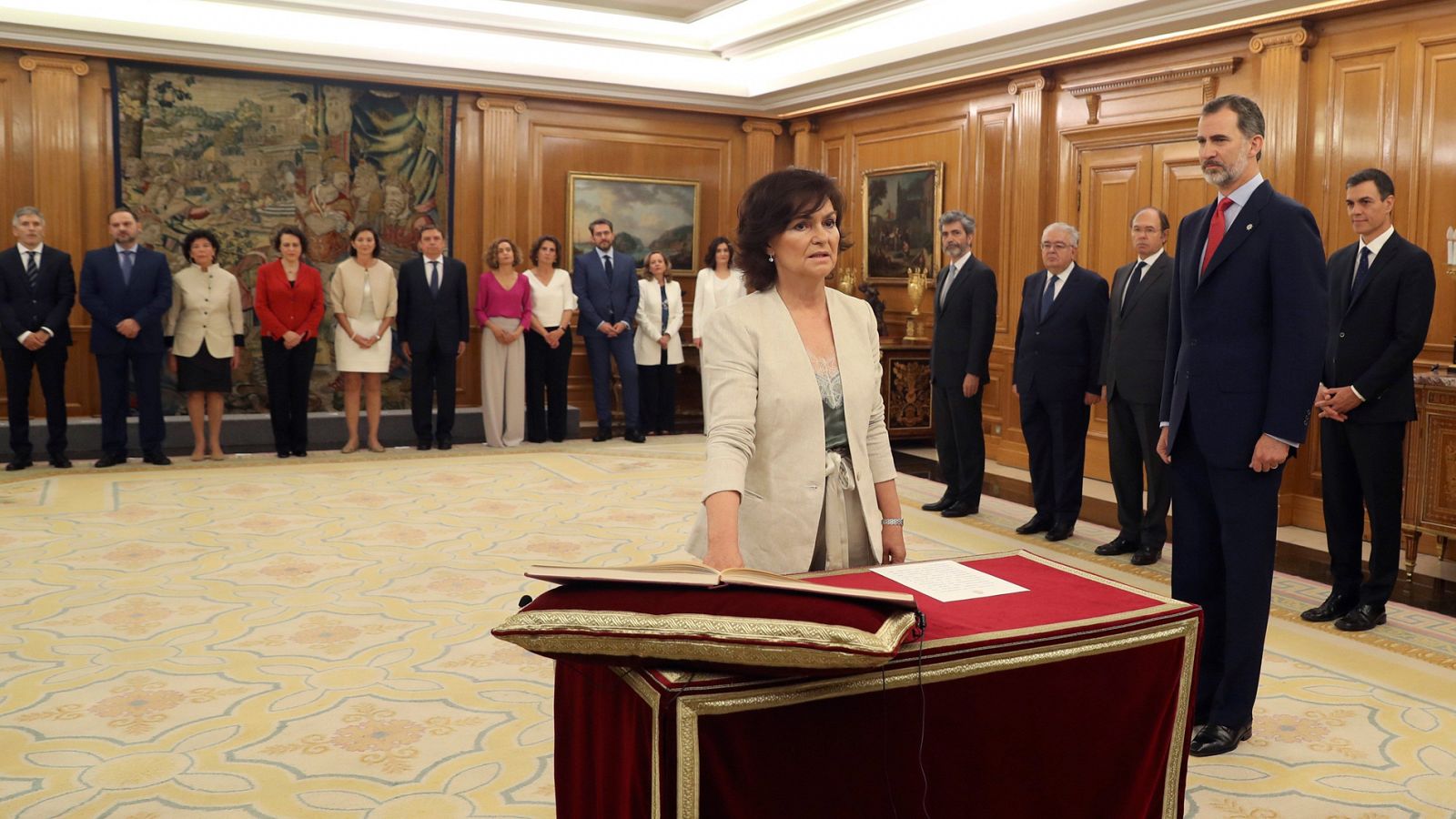 Carmen Calvo da ejemplo a sus compañeras prometiendo su puesto en el "Consejo de Ministras y Ministros"