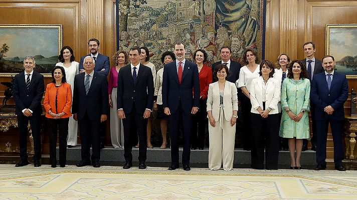 Telediario 1 - Las "ministras y ministros" de Sánchez prometen sus cargos y reciben sus nuevas carteras en un traspaso cordial