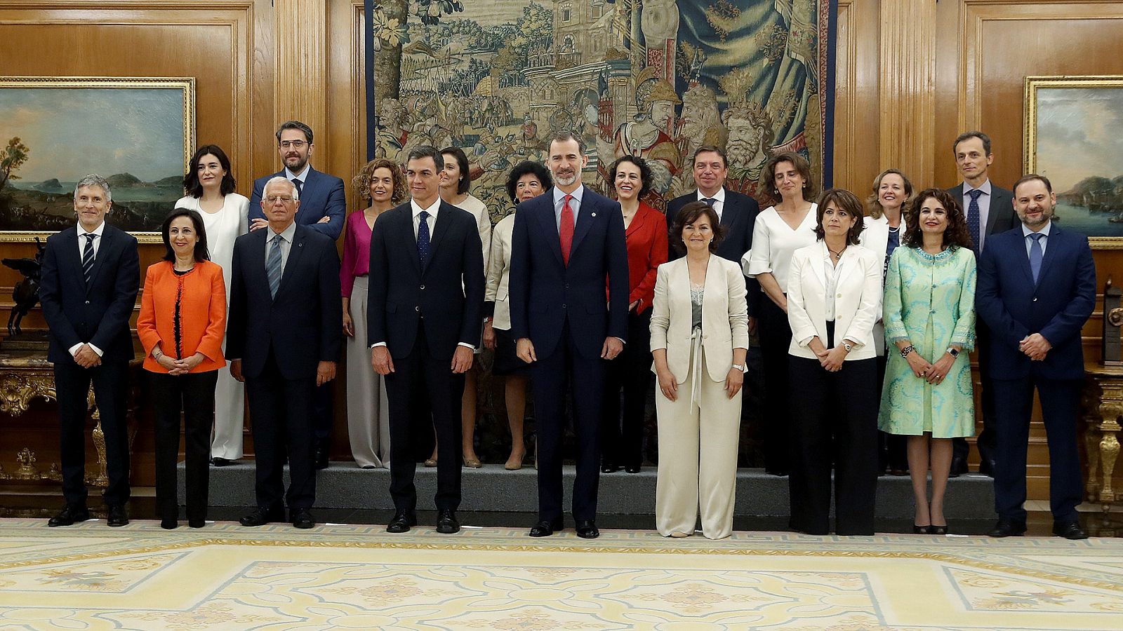 Las "ministras y ministros" de Sánchez prometen sus cargos y reciben sus nuevas carteras en un traspaso cordial
