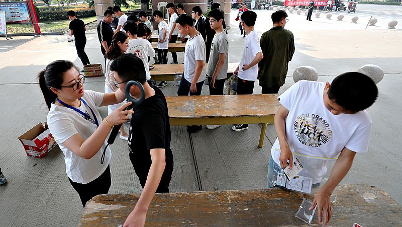 Más de nueve millones de estudiantes chinos se enfrentan a la selectividad con medidas de seguridad reforzadas