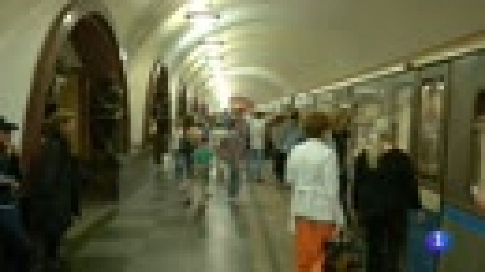 El bello metro de Moscú, también conocido como el Museo del Pueblo, se ha contagiado de los colores del Mundial de fútbol y se ha adaptado para que los aficionados de todo el mundo lo utilicen para moverse por la ciudad.