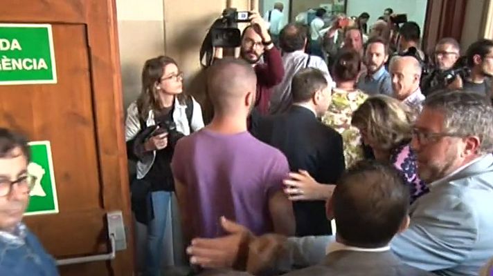 Telediario 1 - Protestas de estudiantes y activistas independentistas obligan a suspender un acto de Sociedad Civil Catalana