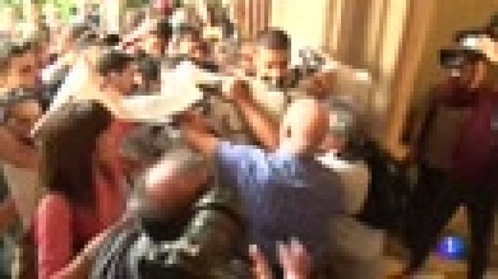 Telediario 1 - Protestas de estudiantes y activistas independentistas obligan a suspender un acto de Sociedad Civil Catalana