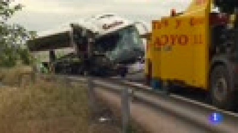 La colisión entre un autobús y un camión en Toledo deja una decena de heridos, dos de ellos graves