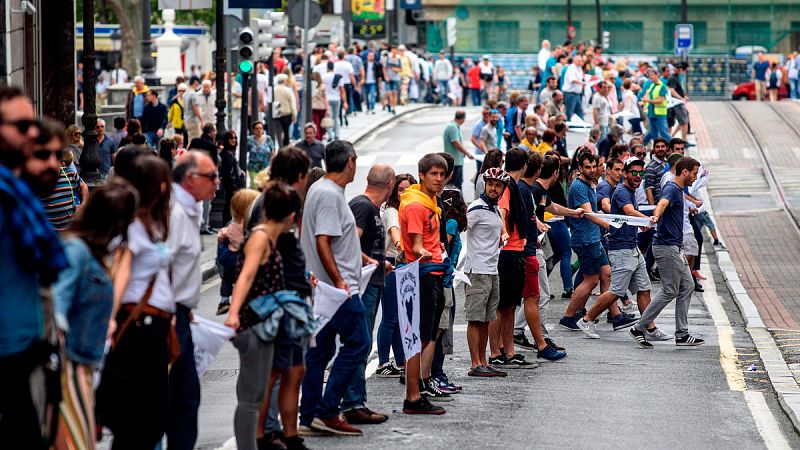 Decenas de miles de personas unen las capitales vascas en favor del derecho a decidir en Euskadi