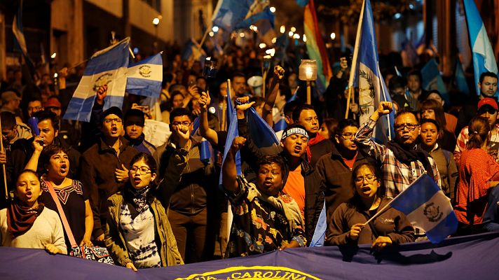 Miles de personas piden la renuncia del presidente de Guatemala