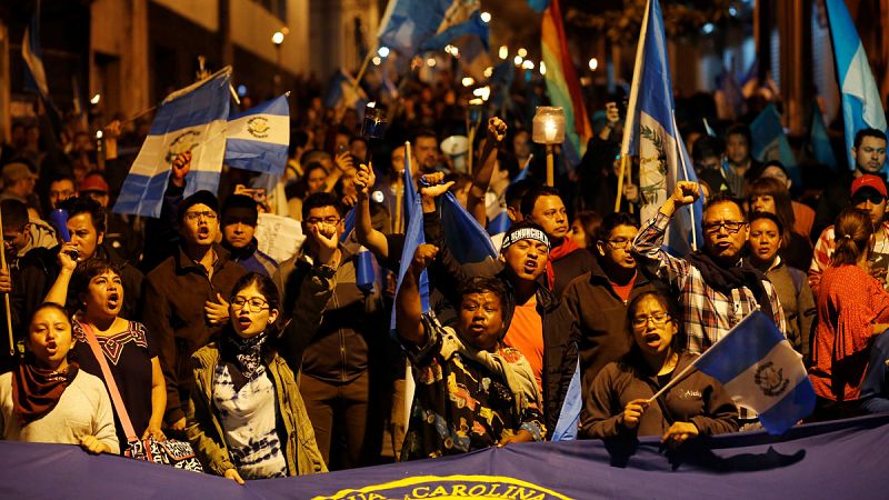 Miles de personas piden la renuncia del presidente de Guatemala
