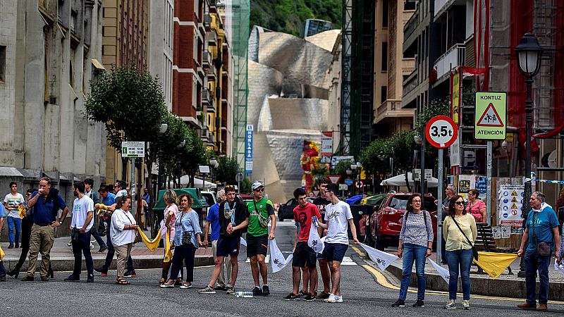 Una cadena humana de 200 km une las 3 provincias vascas en favor del derecho de autodeterminación
