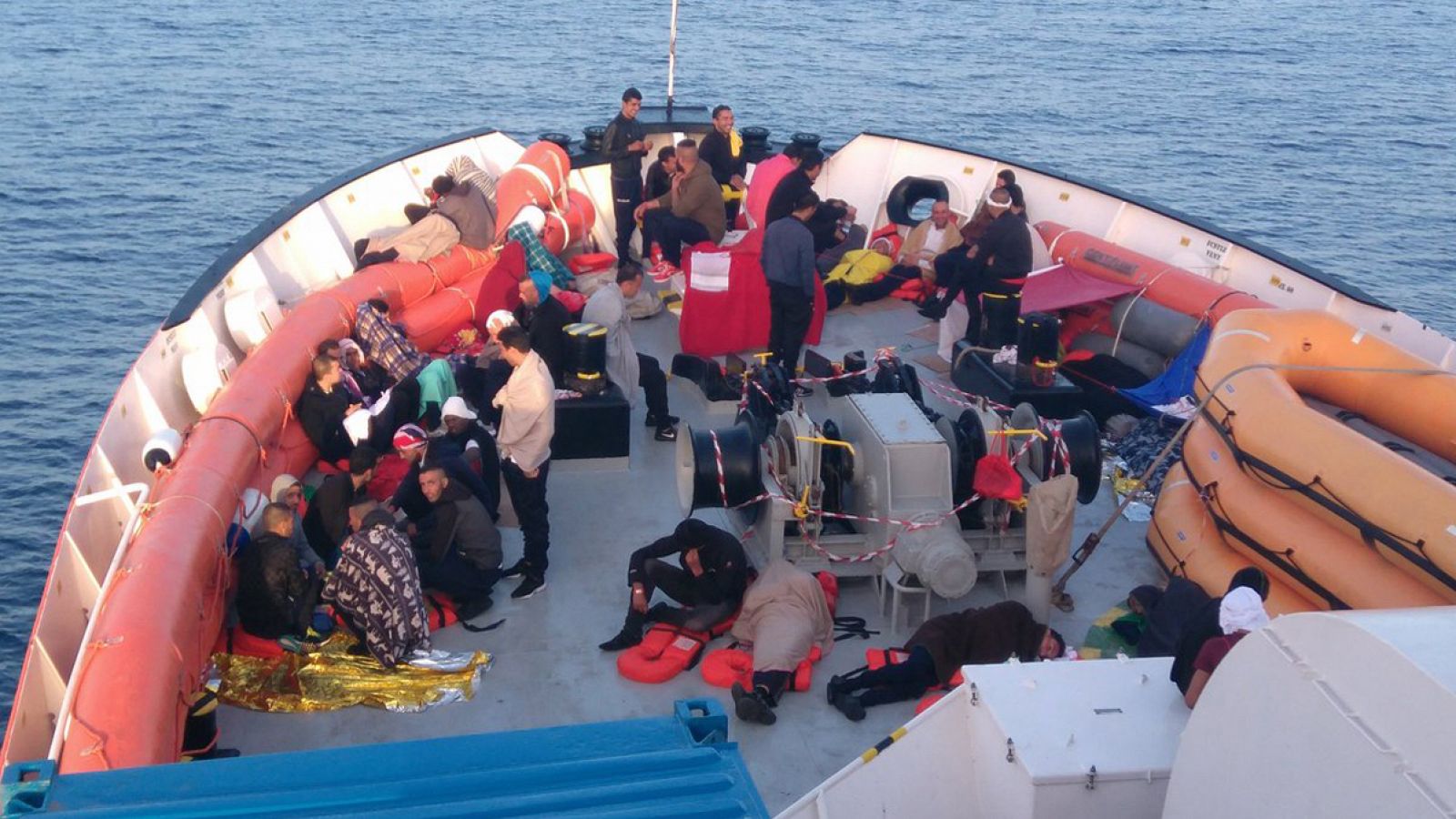 Migrantes a bordo del barco 'Aquarius' en el Mediterráneo reciben comida