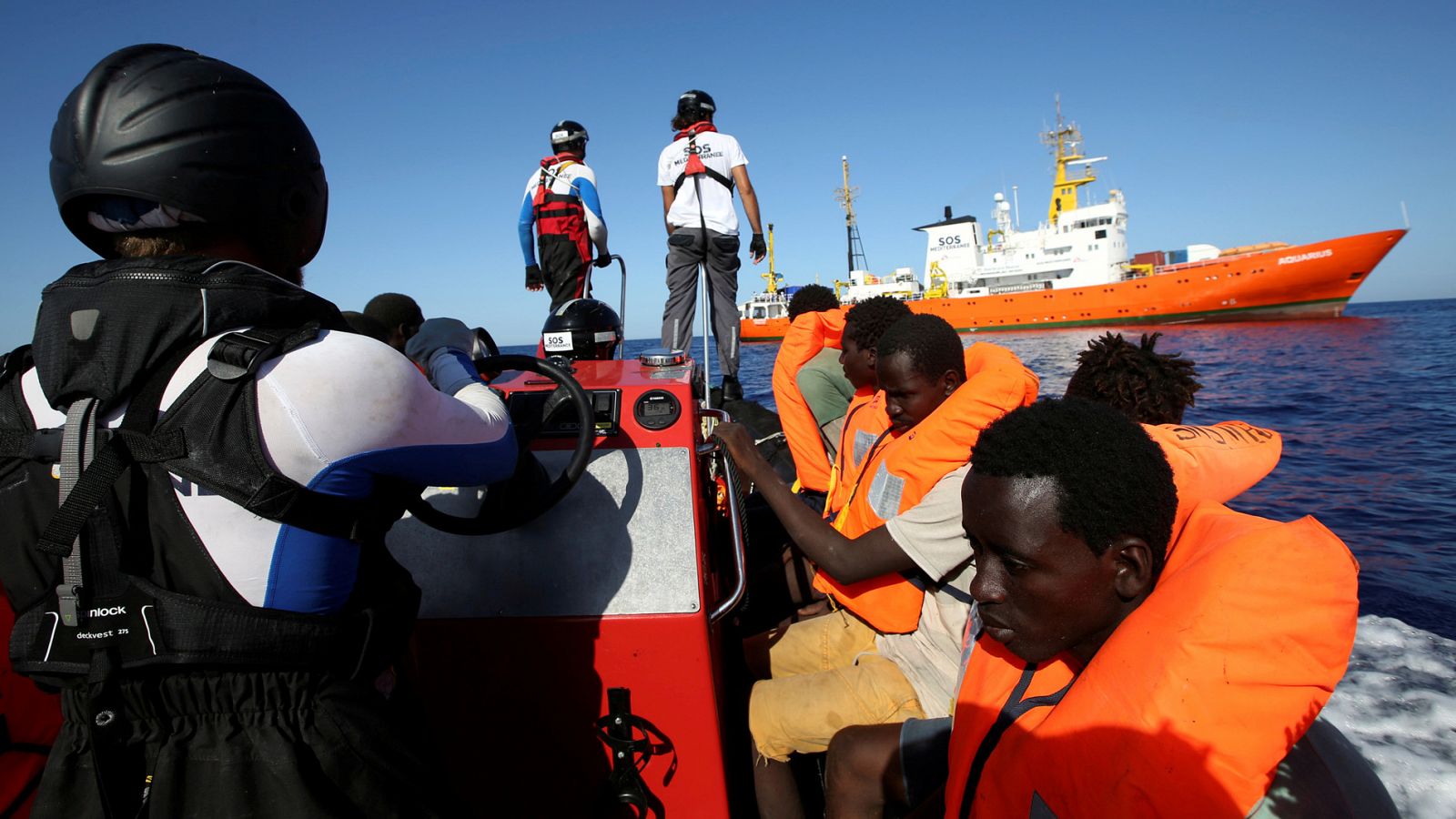 Pedro Sánchez da orden de acoger al barco 'Aquarius' en Valencia