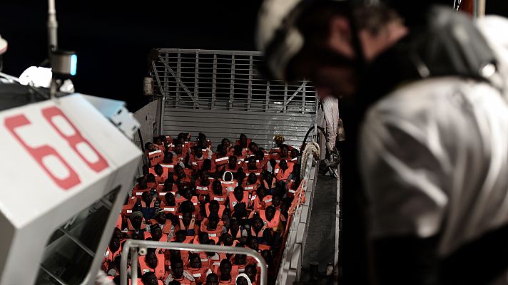 Telediario 1 - La angustiosa espera de un destino en el Aquarius