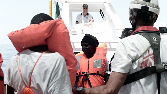 El Aquarius traslada a los migrantes y parte a Valencia