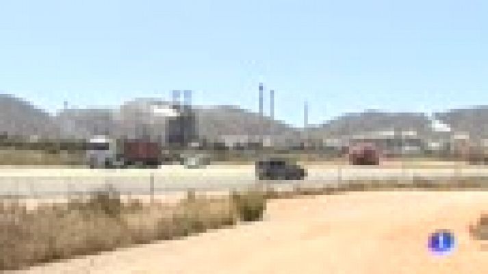 Telediario 1 - Una avería en la refinería de Repsol en Cartagena provoca un escape de vapor de agua no tóxico