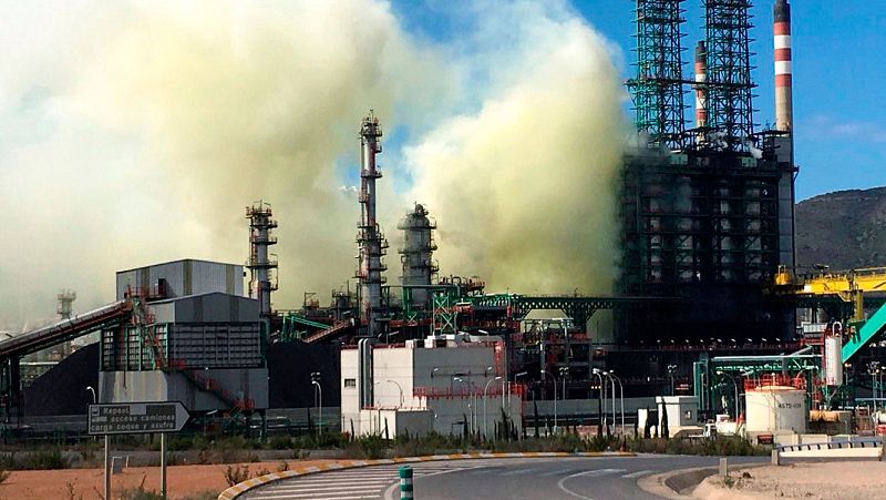 Una avería en la refinería de Repsol en Cartagena provoca un escape de vapor de agua no tóxico