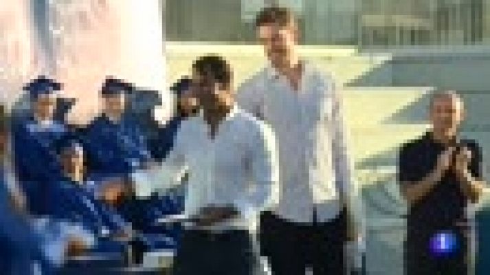 Nadal y Pau Gasol graduan a los alumnos de la academia del tenista en Manacor