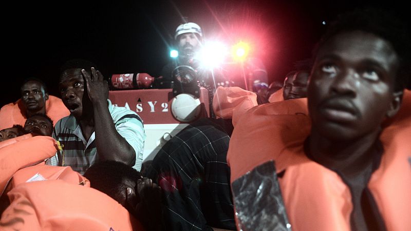 Bruselas perfila responsabilidades en la crisis de los migrantes del Aquarius