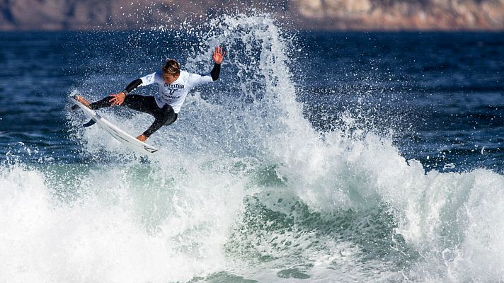 Yael Peña y Sara Urresti triunfan en el II Open de surf Esteiro