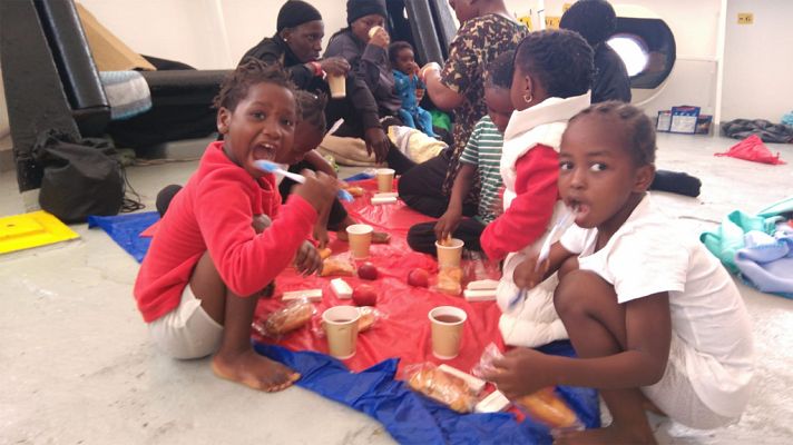 Telediario 1 - El Aquarius recupera la normalidad en su viaje a Valencia