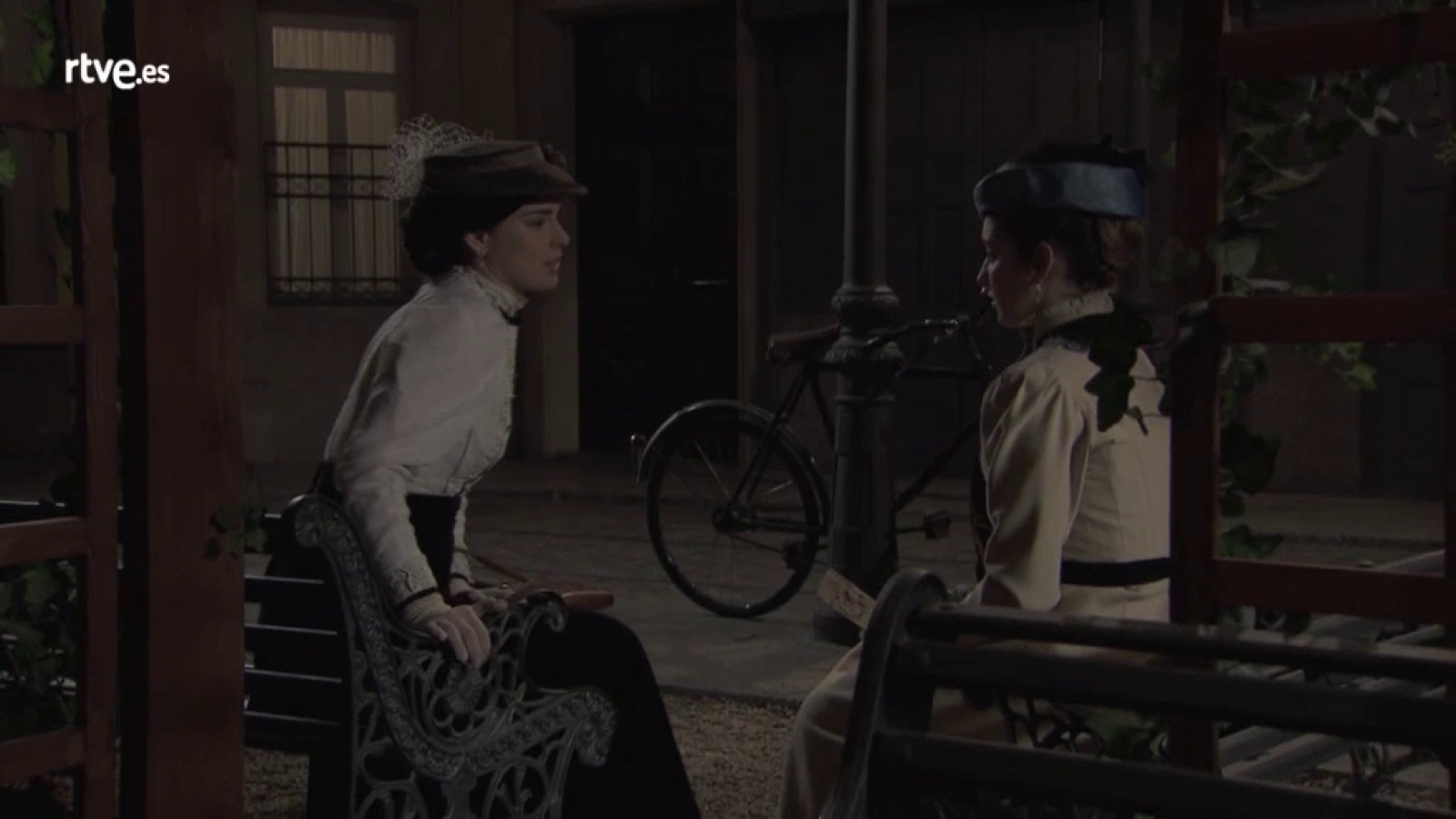 Acacias 38 - Flora confiesa a Leonor sus dudas con Peña