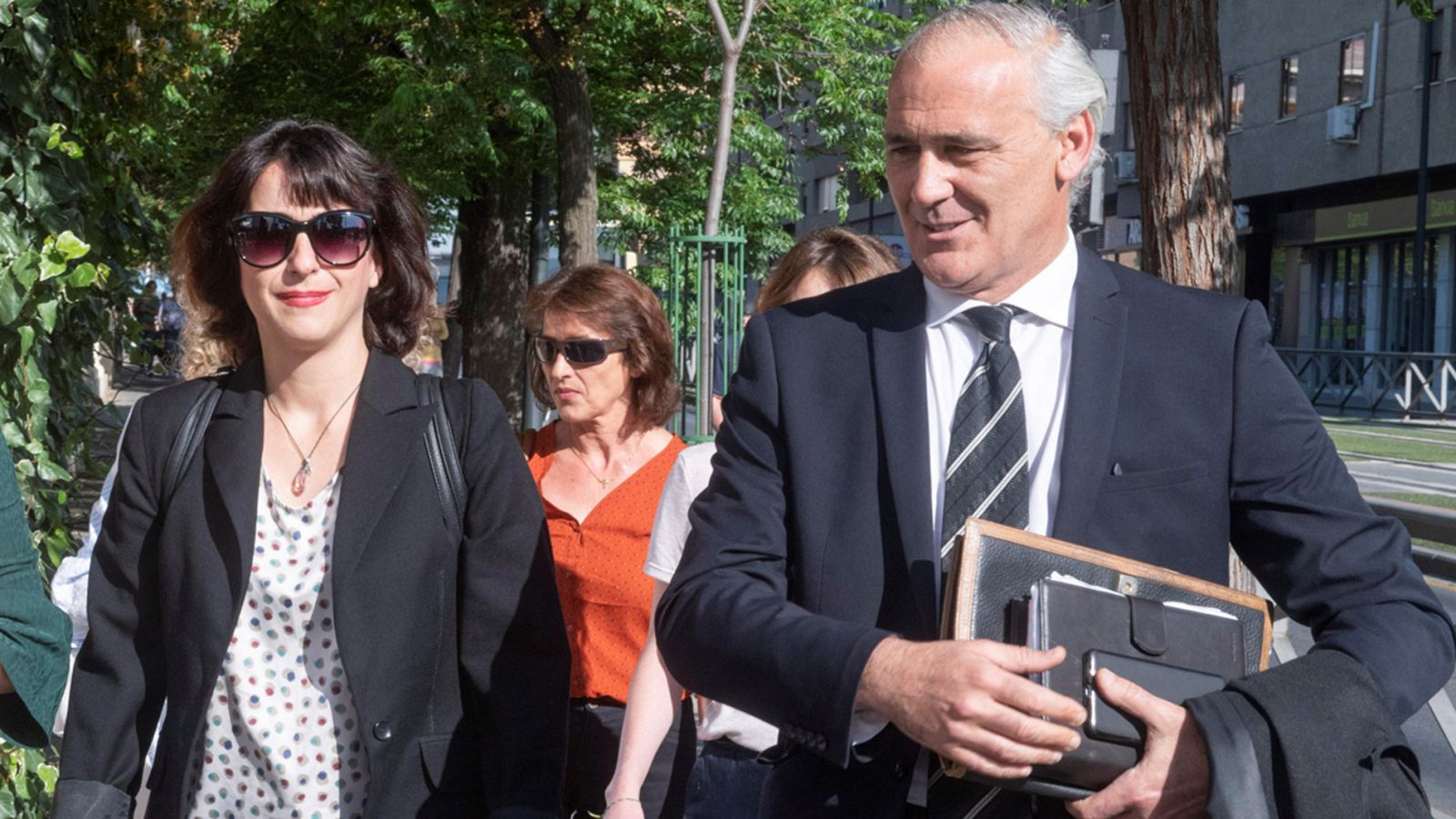 La renuncia de uno de los letrados de Juana Rivas obliga a aplazar el juicio hasta el 18 de julio