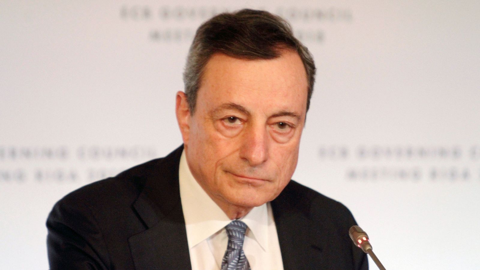 El BCE pone fin a la era de compras de deuda, aunque aleja la subida de tipos