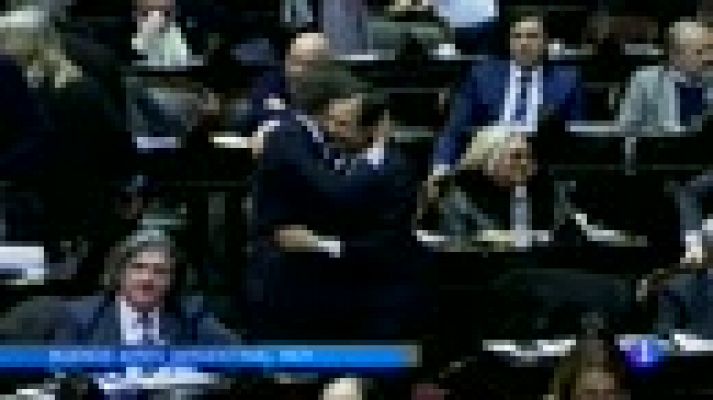 Telediario 1 - La ley para despenalizar el aborto en Argentina supera el trámite del Congreso