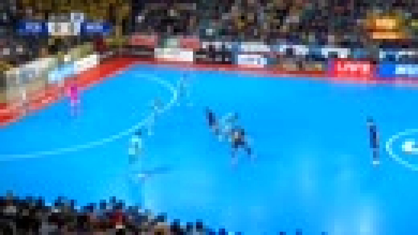 El pívot brasileño del FC Barcelona Lassa es retirado de la pista azul tras golpearse con la cabeza en el suelo.