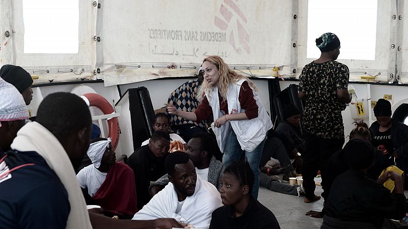 La tripulacin del Aquarius ameniza el viaje a los migrantes
