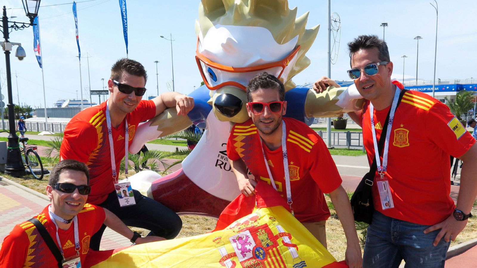 La afición española, optimista ante el debut ante Portugal | Ver