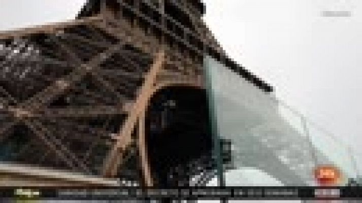 Informativo 24h - La Torre Eiffel se protege con un nuevo perímetro de hierro y vidrio