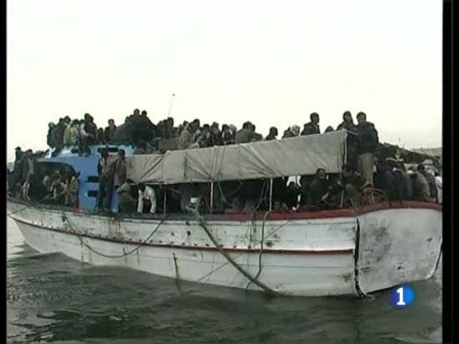 En aguas del Mediterráneo, frente a las costas de Libia, un naufragio ha dejado por el momento una veintena de muertos. El número de desaparecidos supera los treiscientos.