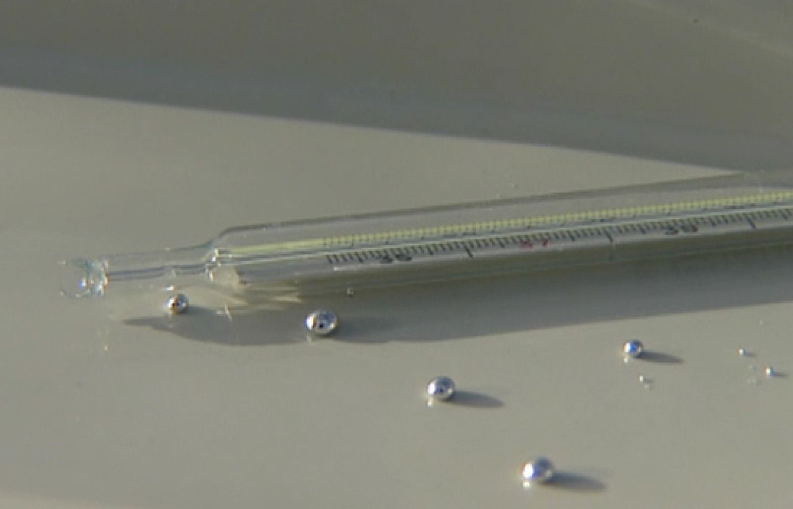 Una normativa europea ha prohibido su fabricación y venta a partir de mañana, uno de abril, por la alta toxicidad del mercurio. Si tiene uno de estos en casa lo puede seguir utilizando; pero eso sí, si se le rompe no lo tire a la basura, llévelo a un punto limpio. 