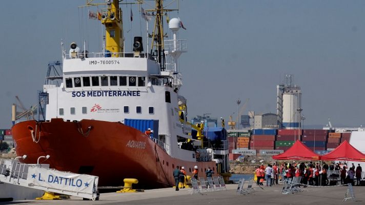 Entrada del Aquarius al puerto de Valencia