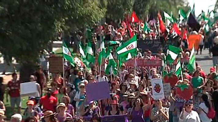 Informativo 24h - Manifestación en Huelva en apoyo a las temporeras de la fresa que denuncian acoso sexual