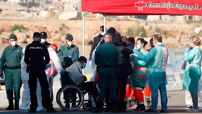 Telediario 1 - Llegan al puerto de Valencia los migrantes rescatados por el Aquarius