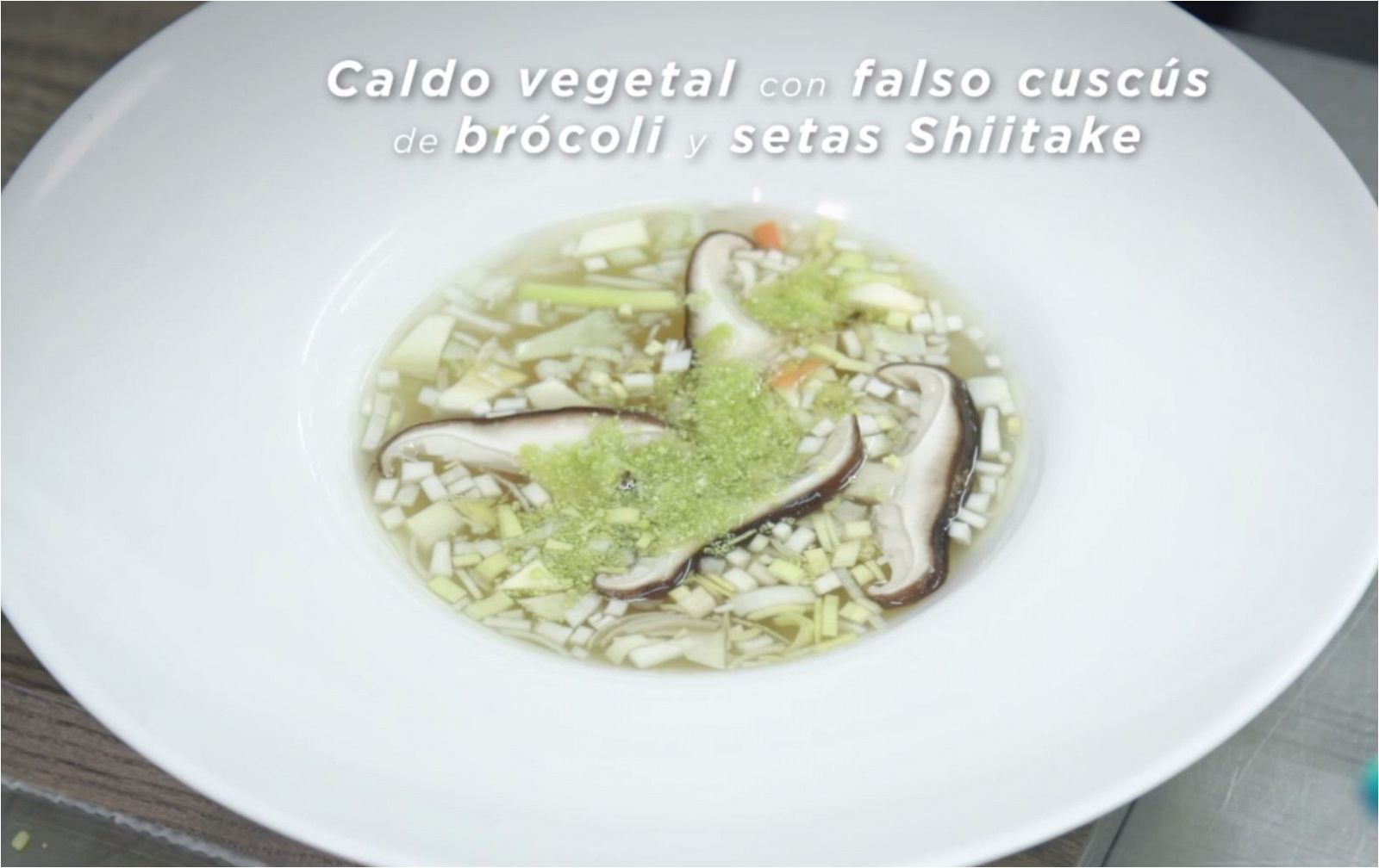 RTVE Cocina: Caldo vegetal con falso cuscús de brócoli y setas shiitake | RTVE Play