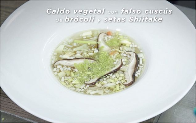 Caldo vegetal con falso cuscús de brócoli y setas shiitake