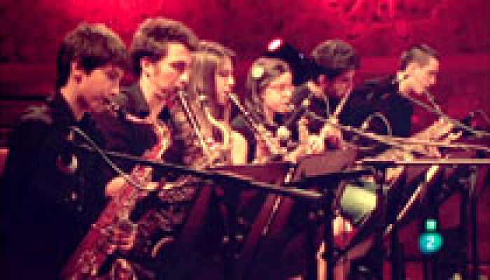 Una  Big Band con niños y adolescentes.