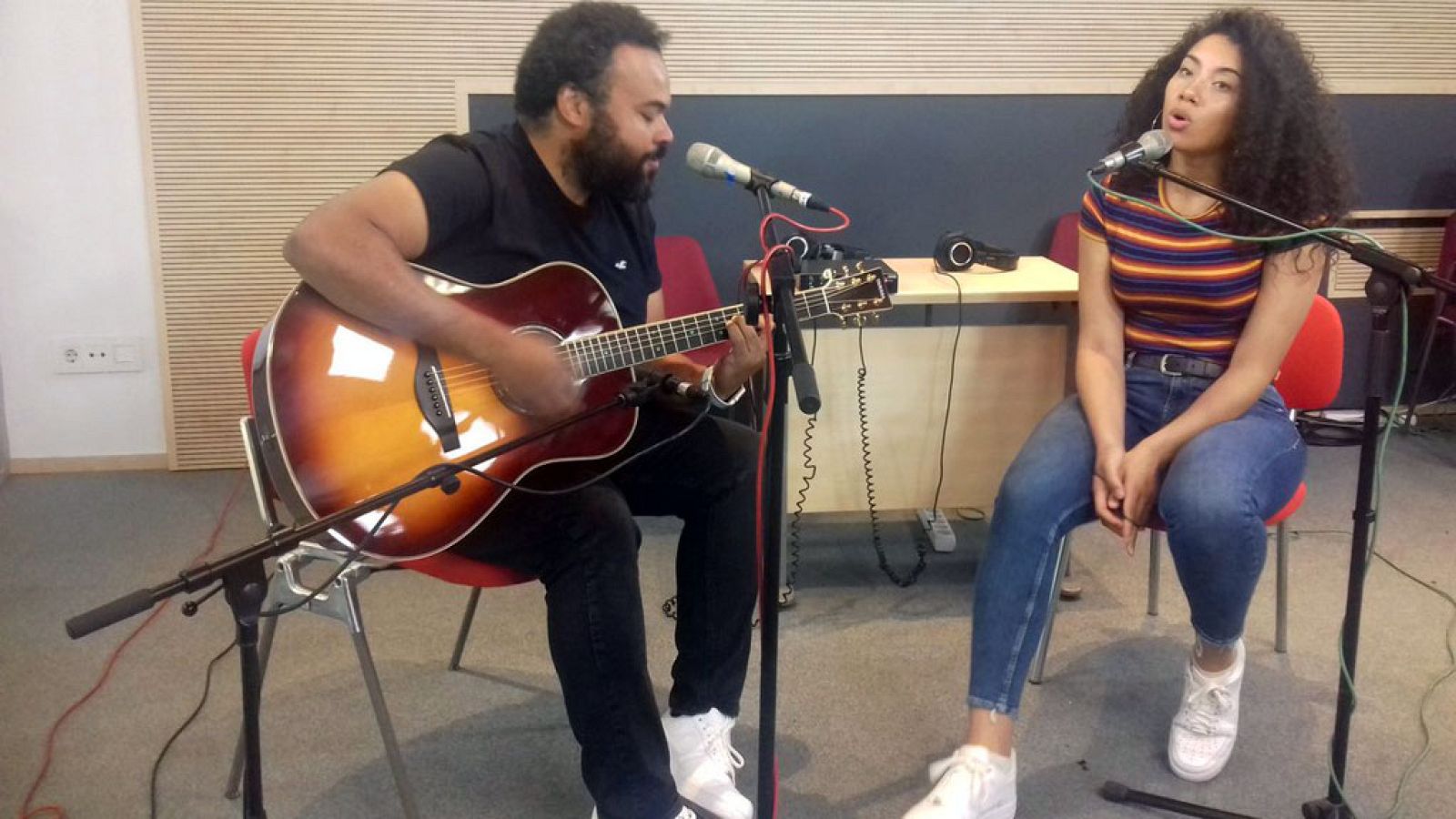 Las mañanas de RNE - Carlos Jean y Teyou interpretan en acústico "Dancing together" - Ver ahora