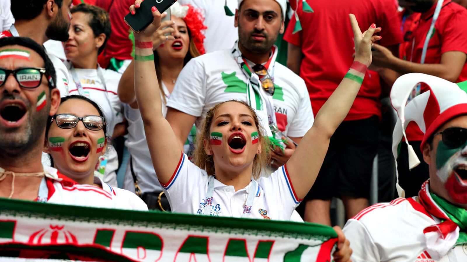 Muchas mujeres han viajado a Rusia para apoyar a Irán desde la grada, algo que tienen prohibido en su país ya que no les está permitido acudir al fútbol.