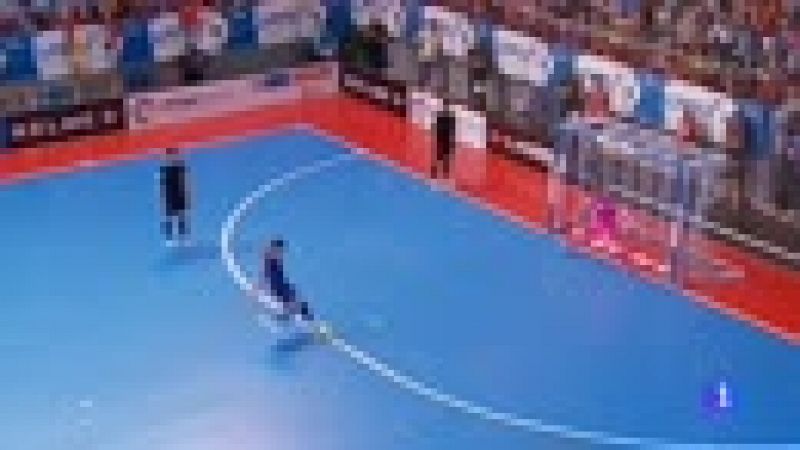 Movistar Inter entr en la historia del ftbol sala nacional tras conquistar su quinto ttulo liguero consecutivo, el decimotercero en total, tras batir al FC Barcelona Lassa en el quinto y definitivo partido de una eliminatoria decidida en los penal