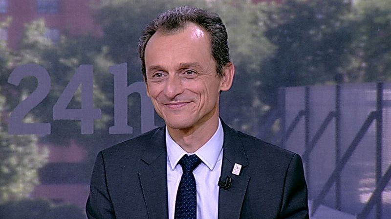 El ministro de Ciencia, Innovación y Universidades, Pedro Duque, ha asegurado en el programa La entrevista, del Canal 24 horas, que "trabajar en el extranjero tiene que ser por deseo de la persona, no por obligación". "Creo que la solución es la mism