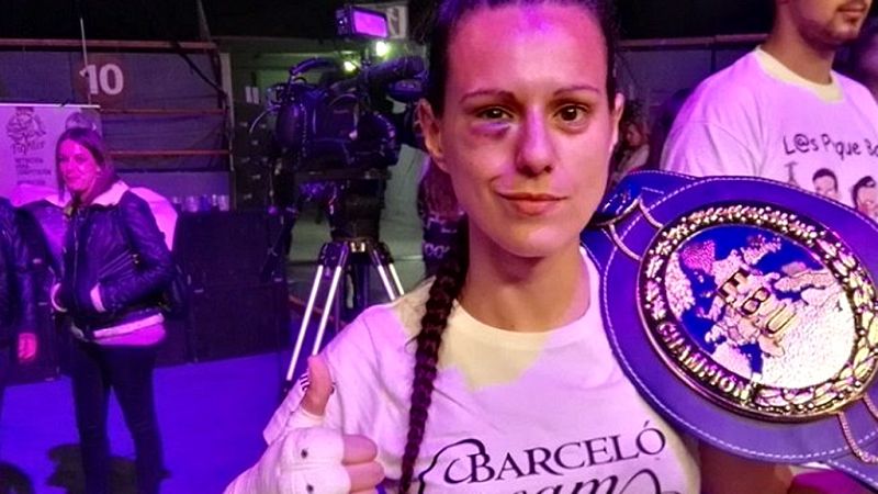 La boxeadora española Joana Pastrana se ha proclamado esta  madrugada campeona del mundo del peso mínimo de la Federación  Internacional de Boxeo (IBF) después de imponerse a la turco-alemana  Ízlem Sahin a los puntos (97-93, 95-95, 96-94) en la vela