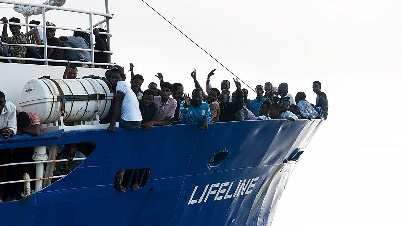 Dinamarca pide a Italia que autorice el desembarco de migrantes mientras Salvini negocia en Libia