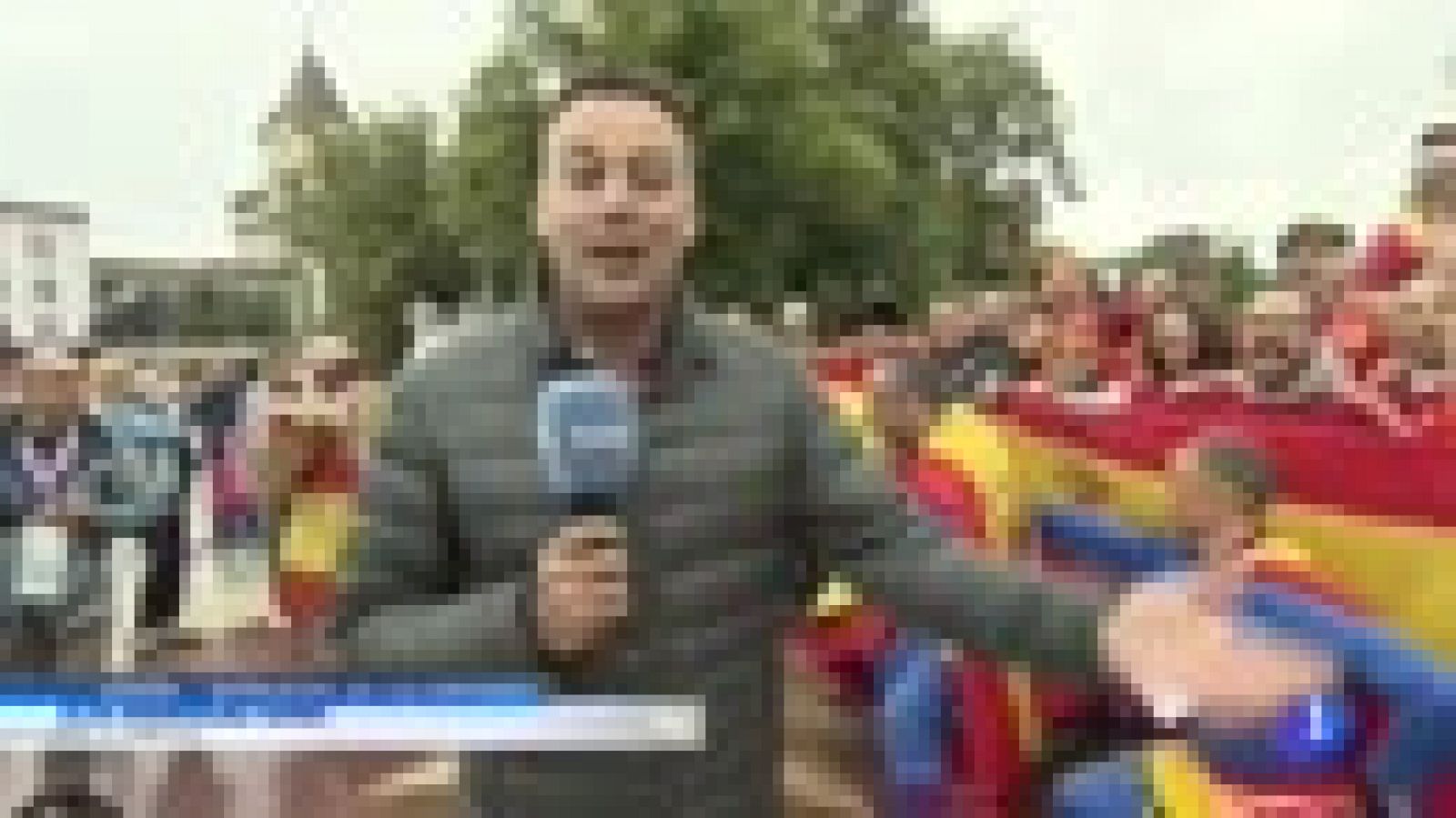 Telediario 1: La afición española llega a Kaliningrado a lo 'Supermán' | RTVE Play