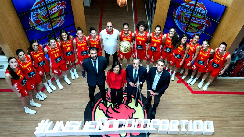 La selección española de baloncesto femenino, actual Campeona de Europa, echa a andar de cara a su próximo objetivo, la Copa del Mundo, que se disputará por primera vez en España, en Tenerife, en el mes de septiembre. En la presentación ha estado de 