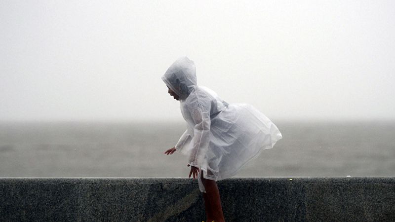 Probabilidad de chubascos y tormentas localmente fuertes en áreas del interior del cuadrante noroeste peninsular. Temperaturas significativamente altas en amplias zonas de ambas Mesetas y en la depresión del Ebro