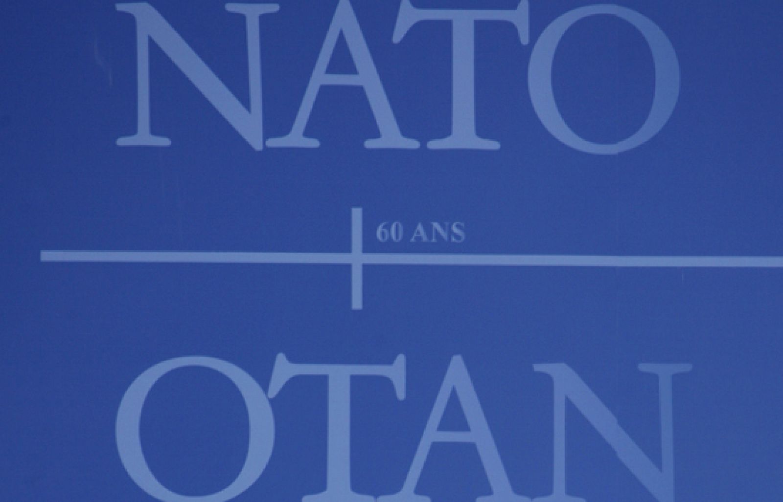 La OTAN, un pacto militar, fruto del compromiso de todos sus miembros en la defensa mutua, que surgió en un momento de la historia en el que la antigua Unión Soviética se erigía como el gran enemigo común al que hacer frente. Desde entonces y pasada la Guerra Fría, ahora las amenazas son otras pero hay algo que no ha cambiado. La Alianza Atlántica, pese a sus lentas modificaciones, sigue ejerciendo de "paraguas protector". 