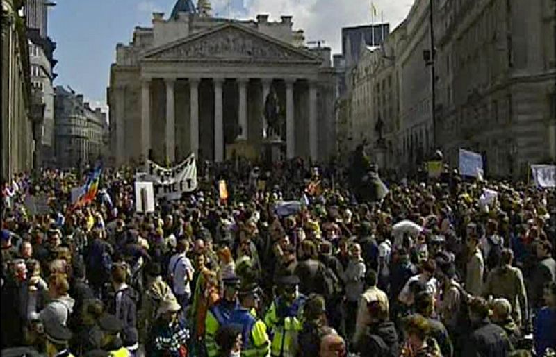 Miles de personas se manifiestan en el centro financiero de Londres